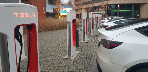 Tesla Supercharger Ladesäulen am EUREF-Campus in Berlin.