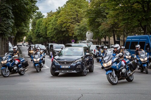 Frankreichs Präsident Emmanuel Macron im Peugeot 5008.
