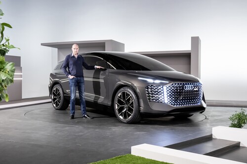 Autor Jens Meiners am Audi Urbansphere Concept.