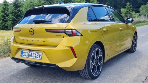 Opel Astra Hybrid.
