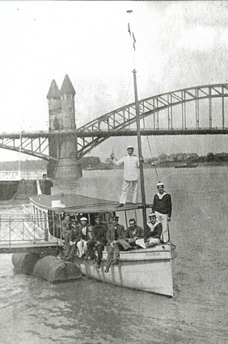 Das erste Boot meines Großvaters nach dem ersten Weltkrieg mit schnelllaufendem Dieselmotor. Im Hintergrund die alte Bonner Rheinbrücke, die im Zweiten Weltkrieg zerstört wurde.