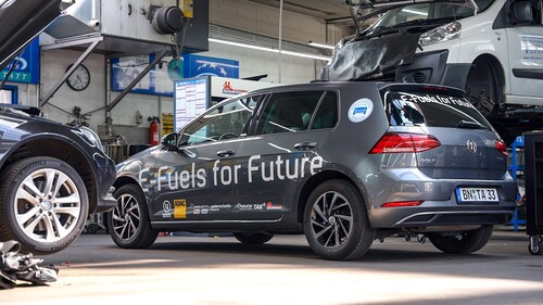 Unter dem Slogan „e-Fuels for Future“ haben Uniti, ADAC und ZDK mit einem VW Golf einen Praxistest zum Fahren mit CO2-neutralen synthetischen Kraftstoffen gestartet. 