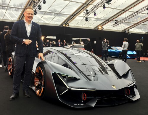 Lamborghini-Designer Mitja Borkert mit der Elektrostudie Terzo Millennio.