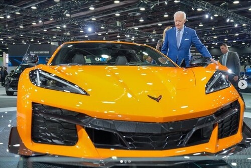 NAIAS 2022: US-Präsident Joe Biden an der Corvette Z06.