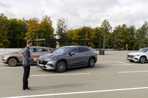 Mercedes-Benz Remote Parkassistent, Parkvorgang lässt sich auch außerhalb über das Smartphone und die Remote Parking App steuern. 