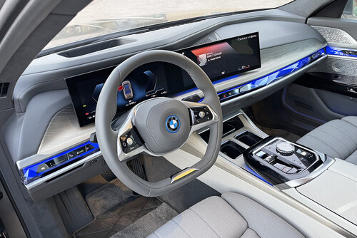 BMW i7.