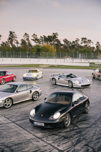 911 Carrera 4 Millennium (996) (dunkel vorn), dahinter 911 GT1 Straßenversion (996) (silber), 911 Turbo S Coupé (996) (links angeschnitten), 911 GT3 RSR (996) (hinten).