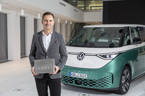Volkswagen-Chef Thomas Schäfer mit dem GCOTY-Award für den VW ID Buzz.