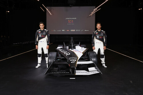 Jaguar Formel-E-Rennwagen mit Piloten Mitch Evans (l.) und Sam Bird.