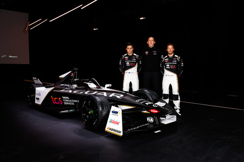 Jaguar Formel-E-Rennwagen mit den Piloten Mitch Evans (l.), Sam Bird (r.) und Teamchef James Barclay (m.).