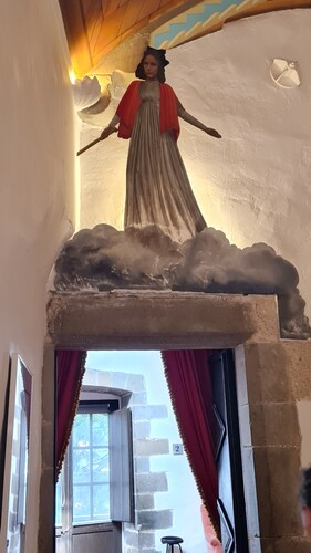 Katalonien: Gala Dali, die Frau des spanischen Malers, ist im Museum in Púbol in fast jedem Raum präsent.