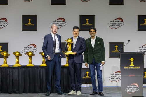 New York Auto Show: Hyundai-Designer Sangyup Lee wurde zur „World Car Person of the Year 2023“ ernannt (umrahmt von den WCOTY-Jurymitgliedern Jens Meiners und Sid Patankar).