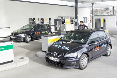 e-Fuel-Tankstelle bei Bosch. Die Fahrzeuge werden mit synthetischem Diesel mit Beimischungen von 20 Prozent und 65 Prozent e-Fuel aus normalen Tanksäulen versorgt.