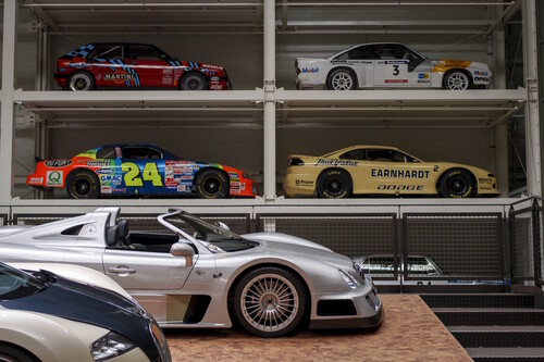 Nationales Automuseum The Loh Collection: Setzkasten mit diversen Exponaten.