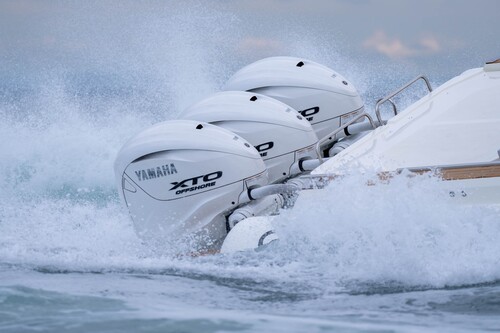 Drei XTO-V8-Außenborder von Yamaha sorgen für ordentlich Schub auf dem Wasser.