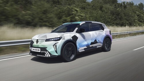 Wird auf der IAA Mobility 2023 Premiere feiern: Renault Scenic E-Tech (noch im Tarndress).
