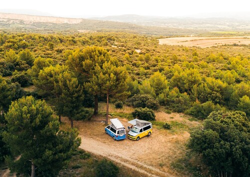 Anbieter wie Alpaca Camping oder Roadsurfer bieten Campern Übernachtungsmöglicheiten auf Provatgrundstücken an.