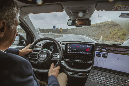 Arena del Futuro: Testfahrt im Fiat 500e mit Erfassung der Ladeleistung über Laptop.