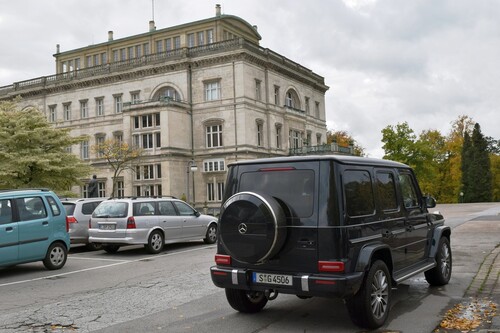 Mercedes-Benz G 500 an der Krupp-Villa Hügel in Essen.