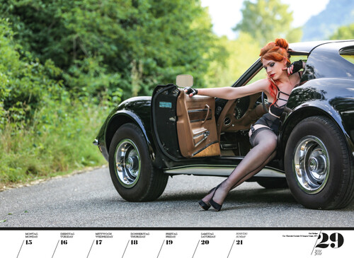 Das Foto der Woche zeigt ein Blatt des Wochenkalenders „Girls &amp; legendary US-Cars 2024“.