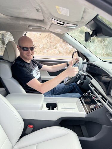 Autor Jens Meiners im Hyundai Santa Fe.