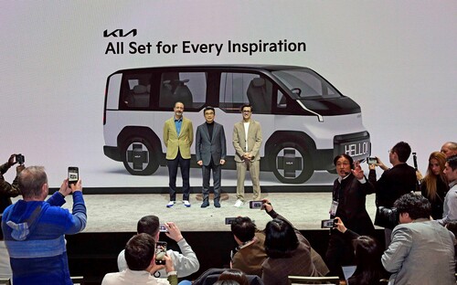 CES 2024: Kia stellt seine Platform Beyond Vehicle (PBV) vor (von links: Designchef Karim Habib, CEO Ho Sung Song und Pierre-Martin Bos, Business Development Director).