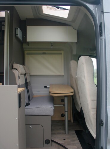LMC Innovan 590: Zwischen Rückenlehne der Sitzbank und der Kante des verschiebbaren Tisches beträgt der Abstand maximal 42 Zentimeter.