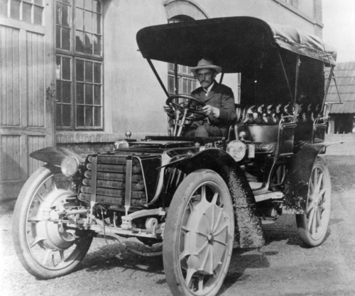 Ferdinand Porsche am Steuer eines von ihm konstruierten Lohner-Porsche „Mixte“-Tourenwagens aus dem Jahr 1903.