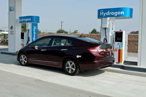 Wasserstofftankstelle mit Honda FCX Clarity eingeweiht.
