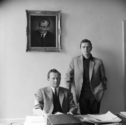 Ferry Porsche (li.) in seinem Büro mit Sohn Ferdinand Alexander Porsche (ca. 1960).