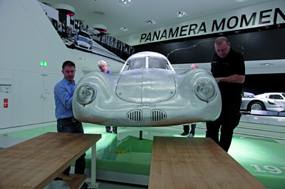 Der Typ 64 verläßt das Porsche-Museum für die Ausstellung im „High Museum of Art“ in Atlanta.
