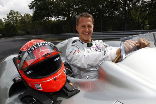 Michael Schumacher fährt im Silberpfeil auf der Nordschleife des Nürburgrings.