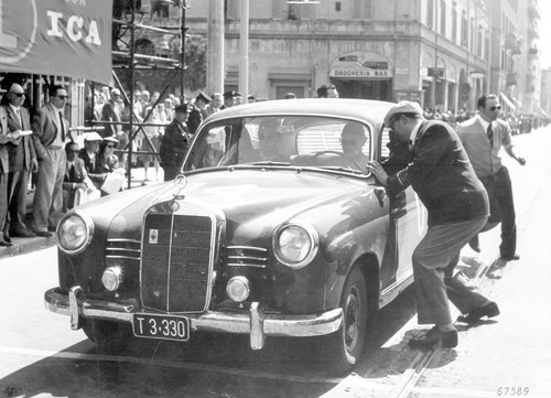 Mille Miglia 1955, Sieger in der Dieselklasse: Oberingenieur Helmut Retter (Daimler-Benz Vertreter in Innsbruck) mit Beifahrer Wolfgang Larcher auf Mercedes-Benz Typ 180 D (W 120), Startnummer 04, bei einem Kontrollpunkt.