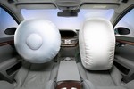 Airbags in einer Mercedes-Benz S-Klasse der Baureihe W 221 (2005).