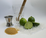 Caipirinha-Zutaten: Limetten, Rohrzucker, Cachaca und Eis.
