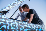 Autor Jens Meineres (links) am Prototyp des Mercedes-Benz EQC.