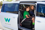 Autonomer Minivan Chrysler Pacifica Hybrid für Waymo unterwegs in Chandler.
