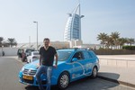 Wiebe Wakker mit seinem „Blue Bandit“, einem auf Elektroantrieb umgerüsteten Golf Variant Diesel, in den Vereinigten Arabischen Emiraten.
