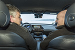 Baureihenverantwortlichen Michael Kelz nimmt unseren Autor Jens Meiners mit auf eine Fahrt im Mercedes-Benz EQC.