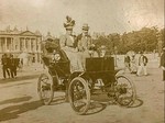 Das Ehepaar Riker mit seinem Riker Electric in Paris 1898. Das Auto wurde von Andrew Rikers Frau bis 1930 täglich benutzt.