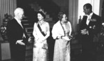 1965 auf dem Bonner Petersberg: Königin Elisabeth II. von England und Prinz Phillip mit Bundespräsident Heinrich Lübke und Frau Wilhelmine Lübke.