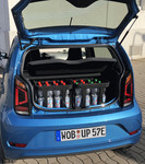Volkswagen e-Up: Koffer fasst 16,8 Liter Mineralwasser, wenn man die Kisten vorsichtig reinzirkelt.
