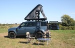 Land Rover Defender 110 mit Dachzelt.