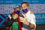 Formel-E-Finale 2021: Selfie von Jamie Reigle mit Rennfahrer Antonio Felix da Costa (DS Techeetah).
