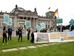 Aktion zugunsten von E-Fuels setzt Zeichen vor dem Reichstagsgebäude.