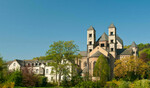 Mit dem Cupra Born auf der Deutschen Vulkanstraße: Kloster Maria Laach.