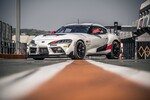 Noch in Testlackierung: Toyota GR Supra GT4 des Mitarbeiterteams TGR-E United, der beim 24-Stunden-Rennen auf dem Nürburgring mit dem synthetischen Kraftstoff Racing e-Fuel 98 fahren soll.