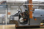 Produktion des VW ID Buzz im Werk Hannover: Ein Roboter setzt das Cockpit ein.