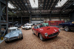 Nationales Automuseum The Loh Collection: Steilkurve mit diversen Exponaten.