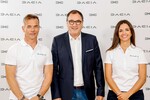 Dacia-Chef Denis Le Vot (mi.) stellt die Dakar Rallye-Piloten Sébastien Loeb (li.) und Cristina Gutierrez Herrero (re.) vor.